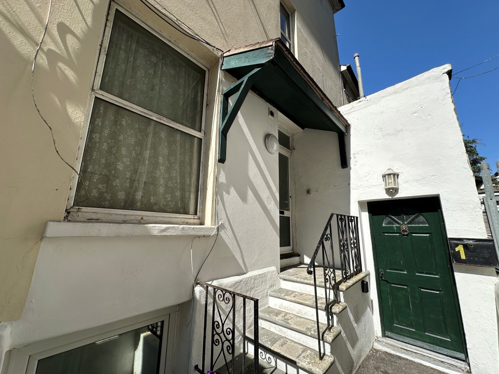 Lot: 24 - TWO-BEDROOM FIRST FLOOR FLAT IN HIGH STREET LOCATION - External entrance into shared hallway